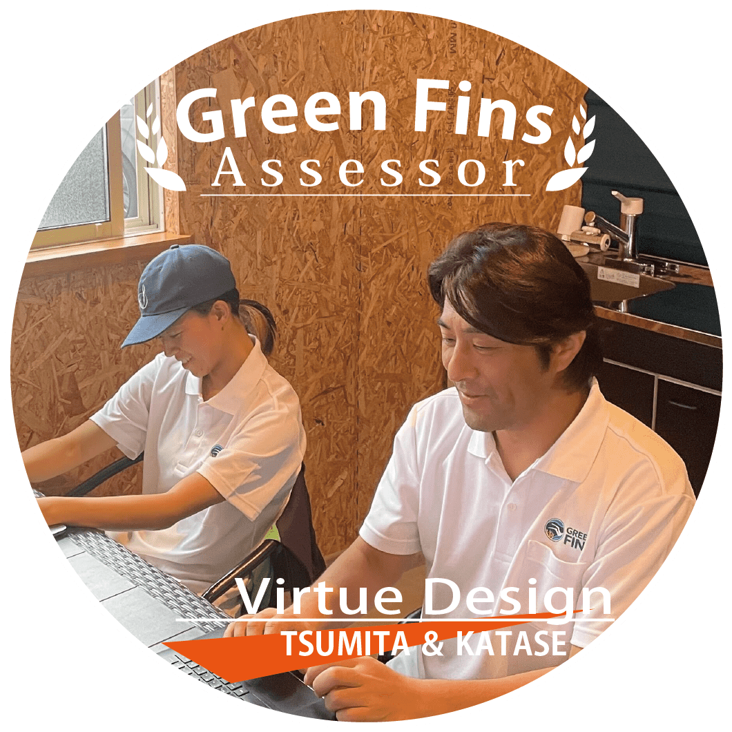 グリーンフィンズのアセサーである二人が、事業者に聞き取りをしながらPCへデータ入力している