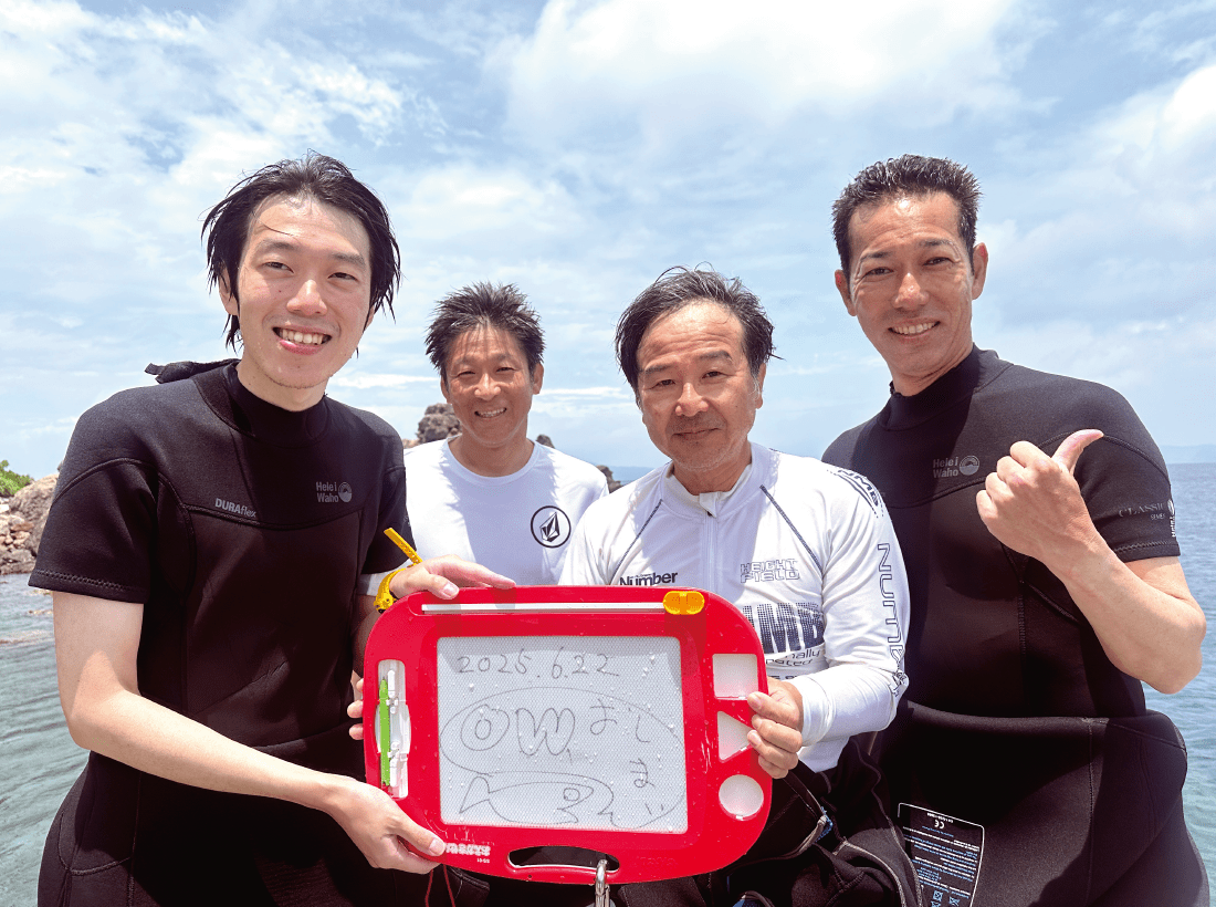 役場や議会も含めて、ライセンスを取得した4名が無人島鹿島で記念撮影