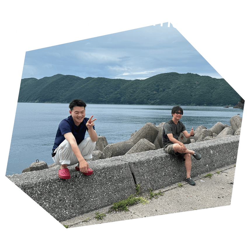 海岸で談笑する年の差がある二人の参加者