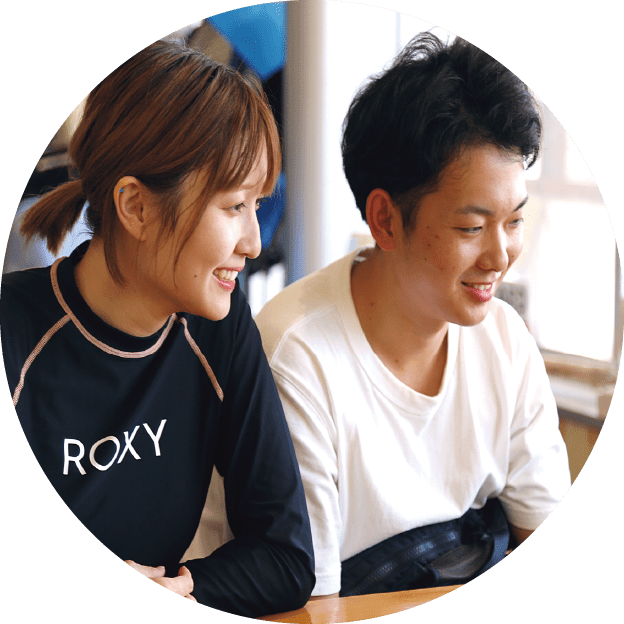 初めてのダイビングで説明を受ける若い男女