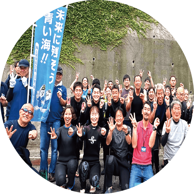 イベント時に記念撮影で集まる20名以上のダイバー達