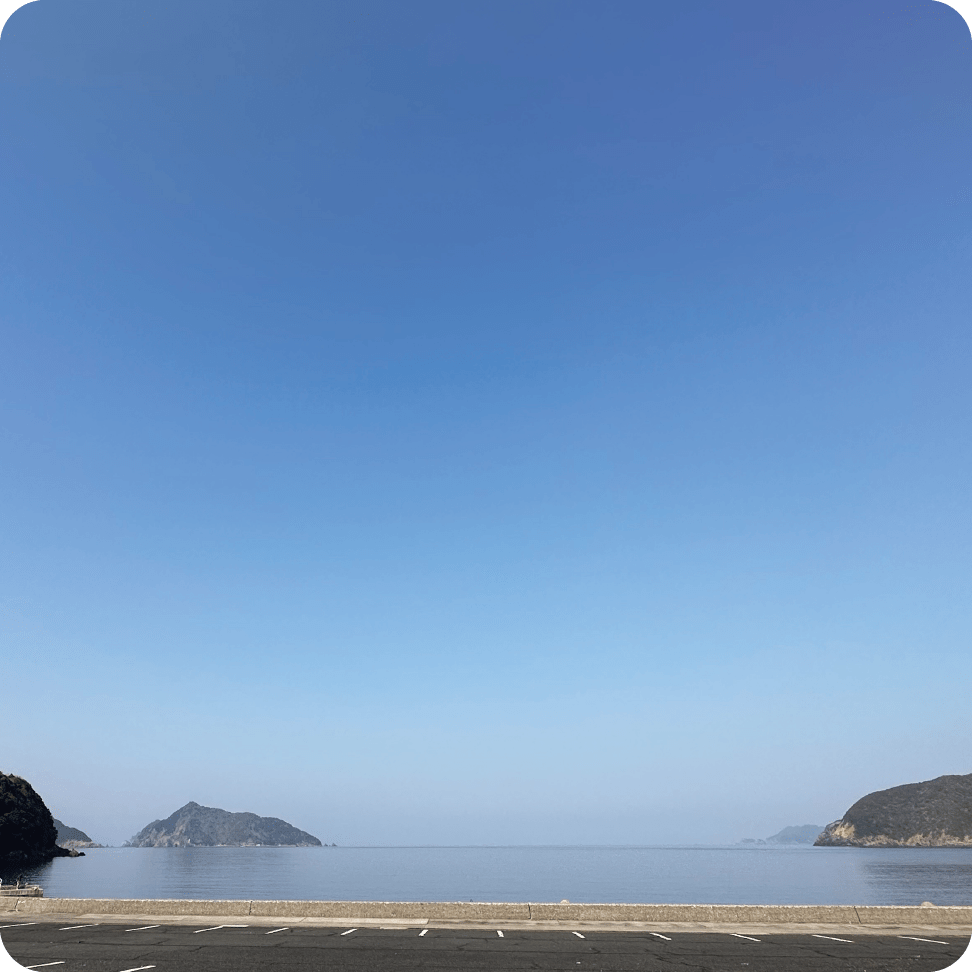 お店の前にある100台近く駐車できる駐車場から、海は目の前。