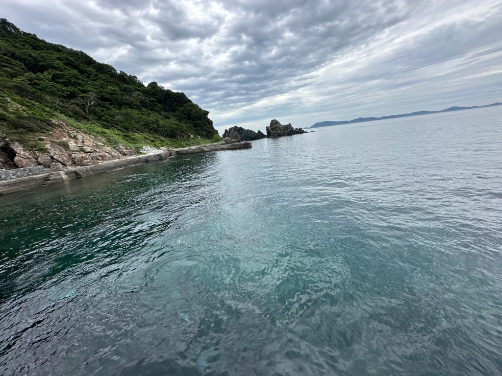 鹿島コーラルビーチで潜っているダイバーを、陸上スタッフが写真撮影。